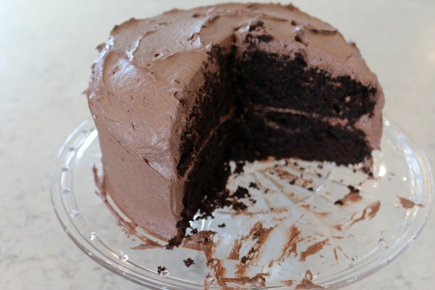 玻璃盘子上的巧克力蛋糕特写图片下载