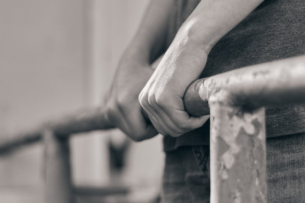 双手抓住栏杆。黑白照片。图片下载