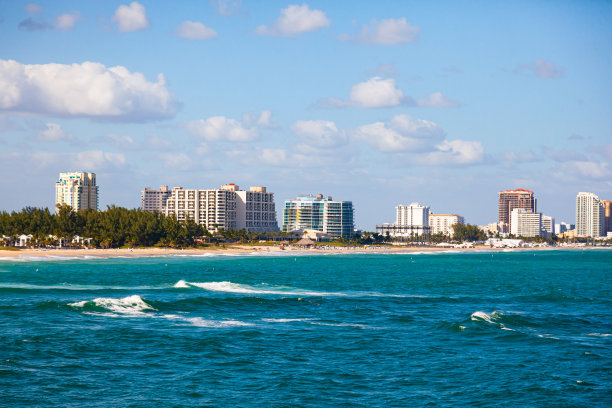劳德代尔堡的高层住宅和大西洋上美丽的海滩。图片下载
