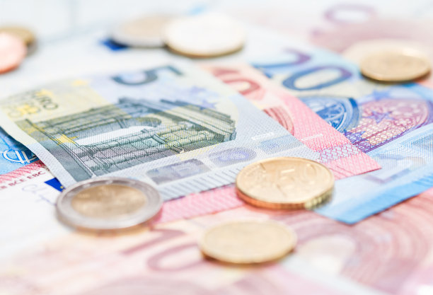 一套不同的欧元纸币和硬币。欧元的钱。欧元货币。硬币以不同的位置堆叠在一起。钱的概念。图片下载