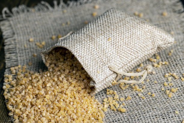 不是装在麻袋里煮好的麦粥图片下载