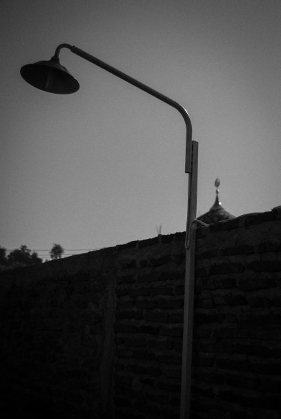 黑白照片的路灯与模糊的背景。图片下载