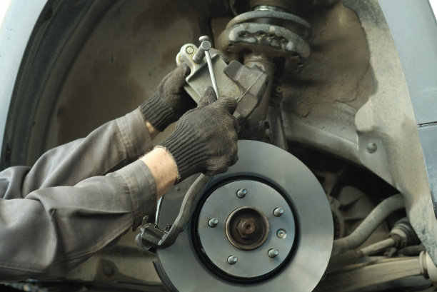 在汽车服务中心进行汽车保养和维修。图片下载