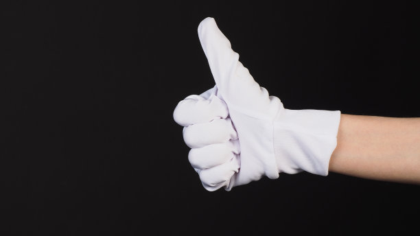 手要喜欢手势，戴上黑色背景的织物手套或棉质手套。图片下载