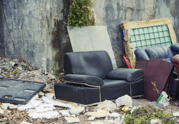 一大堆破旧的家具图片下载