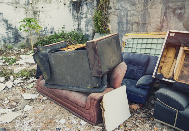 一大堆破旧的家具图片下载
