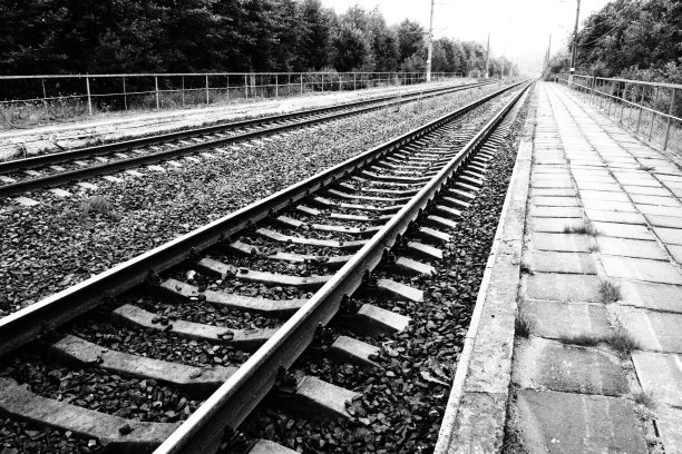 铁路。金属钢轨和木制枕木。铁路上的铆钉和紧固件。铁路轨道的石质回填。卡累利阿Nyrki车站。图片下载