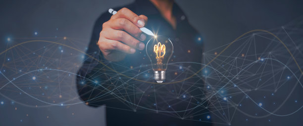 创意解决方案或想法的网页横幅设计或登陆页模板与灯泡和彩色抽象几何形状和主导线的创意机构的笔柄。图片下载