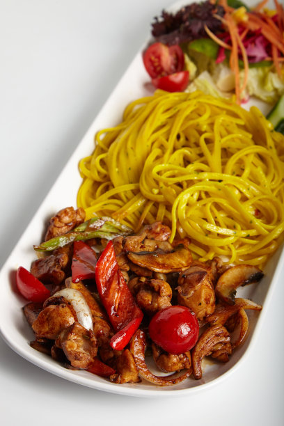 白盘烤鸡配墨西哥酱配意大利扁面和青菜沙拉图片下载