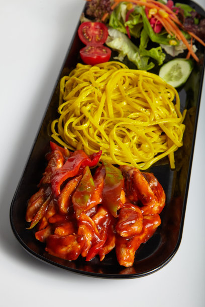 烤鸡扁面配辣酱青菜沙拉白底图片下载