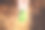 俯视图中，孩子的手握着一棵生长在干裂的土地上的树。拯救环境和全球变暖，图片下载