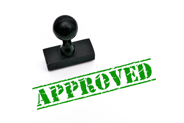 白纸上印有“批准”字样的木制橡皮图章图片下载