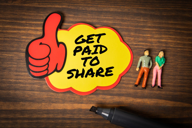 通过分享获得报酬。木质纹理背景上有文字的便利贴图片下载