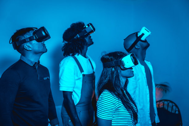 一群戴着vr眼镜的年轻人在虚拟现实游戏中，在蓝光下，展望未来或科学、技术概念，向右望去图片下载