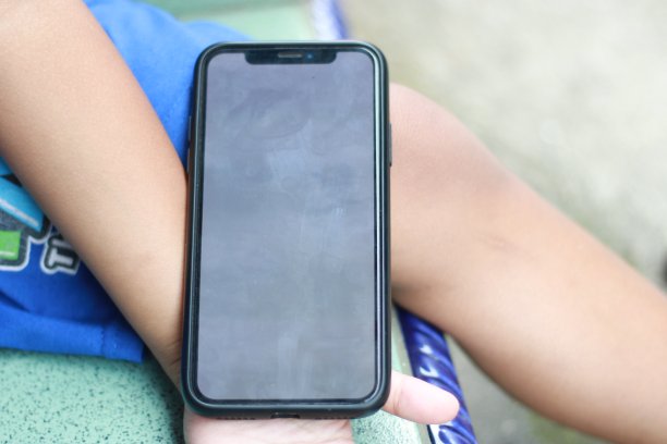 手里拿着一个空手机的照片图片下载