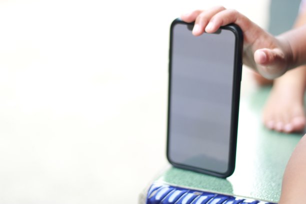 手里拿着一个空手机的照片图片下载