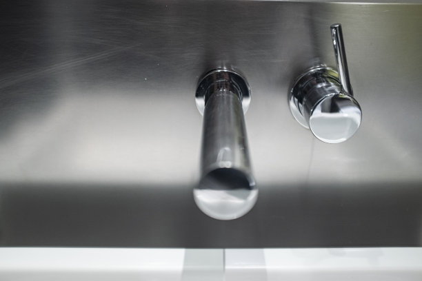 银色水龙头在现代设计的铬墙图片下载