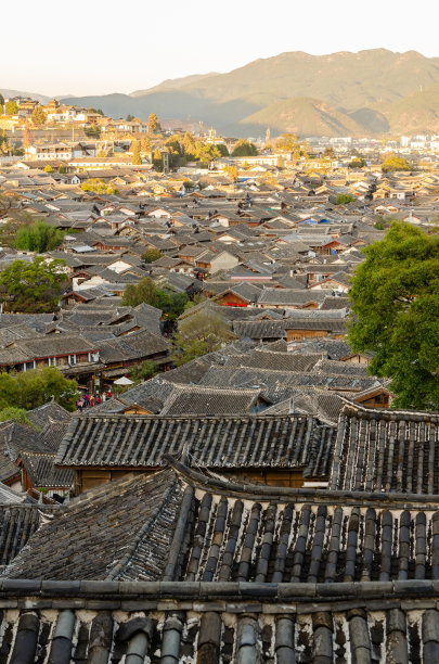 中国云南丽江古城当地历史建筑屋顶建筑的夜间鸟瞰。图片下载