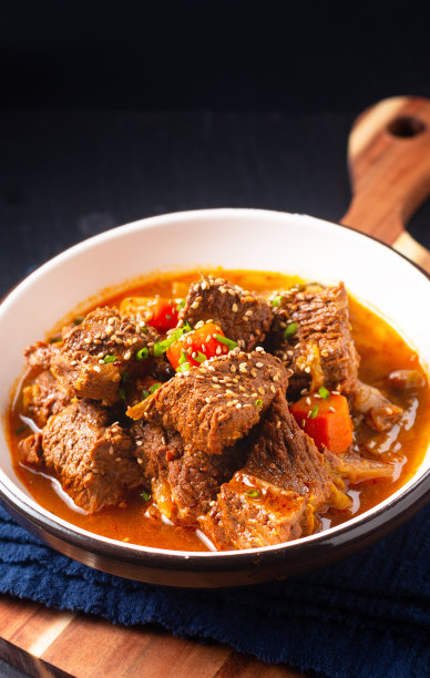 食物概念韩国辣牛肉炖黑色背景与复制空间图片下载