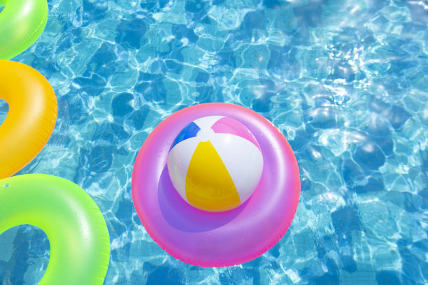 带游泳圈的充气泳池图片下载