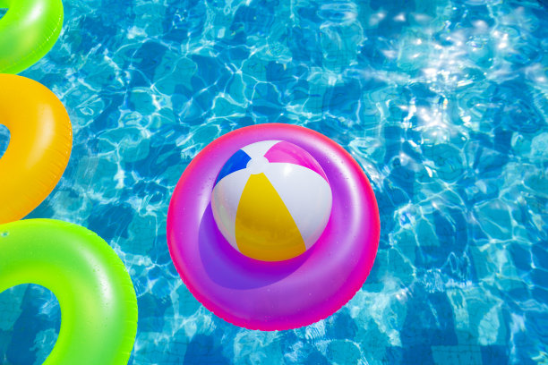带游泳圈的充气泳池图片下载