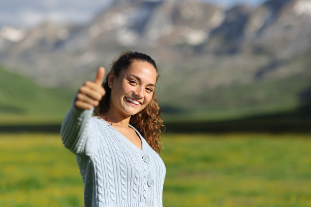 快乐的休闲生态游客竖起大拇指图片下载