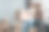 穿着牛仔裤和白色t恤的女孩拿着一个纸箱。快乐的女人打包东西搬家。图片下载