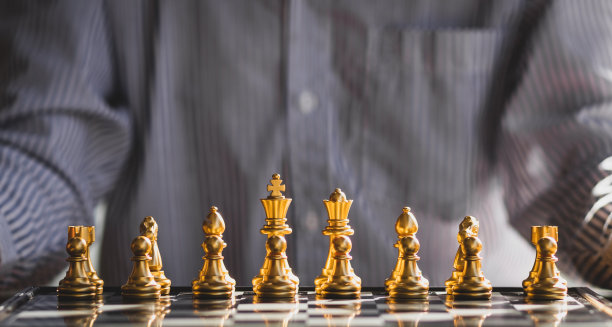 商人计划战略与象棋数字在木桌上。图片下载