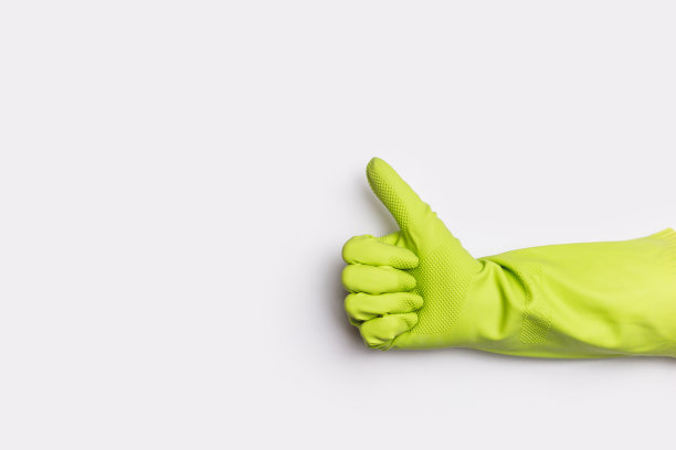 手戴绿色乳胶手套，竖起大拇指。喜欢的。白色背景。图片下载