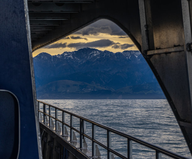 凯库拉山黄昏从观鲸船图片下载