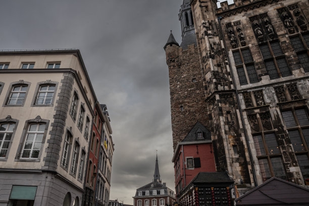 从亚琛大教堂的老城区看民居建筑。亚琛大教堂，或亚琛大教堂，是亚琛的主要地标，也是德国的天主教堂。图片下载