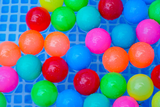 池中球的颜色图片下载