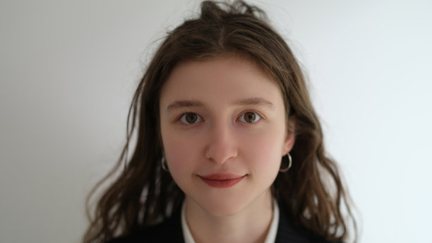 年轻女子的肖像与卷曲的长发在白色背景图片下载