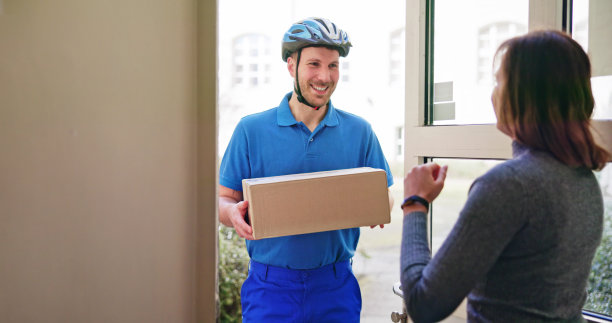 快乐的年轻女子接受包裹盒子图片下载