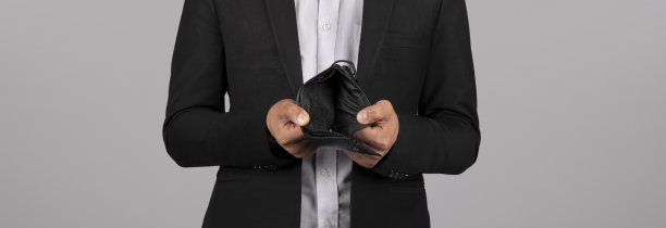 破产的概念。商人手里拿着空钱包，剪裁镜头图片下载
