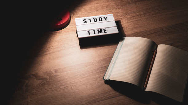 研究概念背景。记事本与空白页和台灯在木桌高角度查看。学习时间概念图片下载