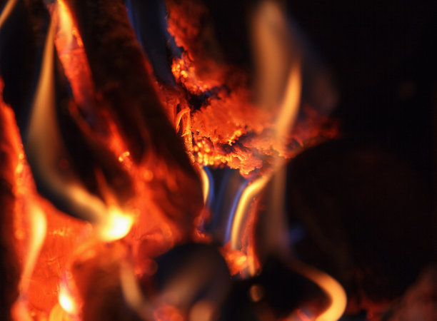 在寒冷的季节，来自天然柴火的明亮的高温火在壁炉里燃烧，为房子供暖图片下载