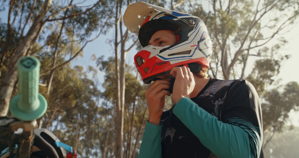 山地车，准备和人在大自然的冒险，健身和运动自行车在森林。运动，旅行和越野摩托车与头盔装备的安全摩托车在山区图片下载