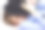 男孩用帽子遮住了半张脸，面带微笑。孩子们的秘密。图片下载
