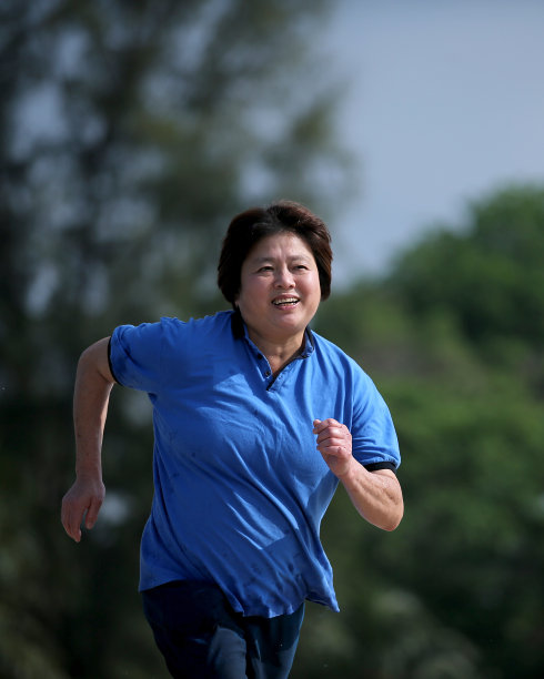 在海滩边锻炼图片下载