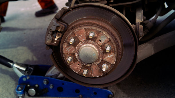 汽车车间生锈的刹车转子前照片与j图片下载