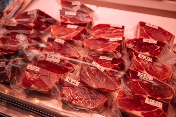 Vacuum-packed meat at La Boqueria market in Barcelona, ​​Spain图片下载