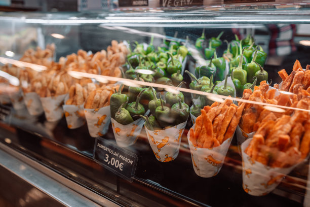 Fried potatoes, green pepper appetizer at El Mercat de Sant Josep de la Boqueria market in Barcelona, ​​Spain图片下载