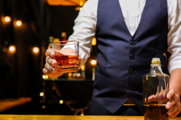 酒保倒着威士忌，图片下载