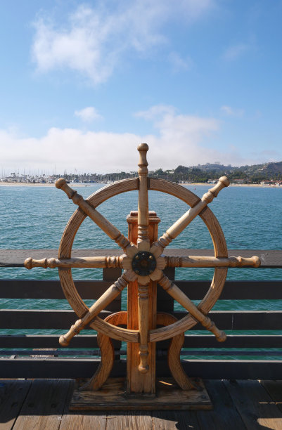 圣巴巴拉斯特恩斯码头的古董船方向盘图片下载