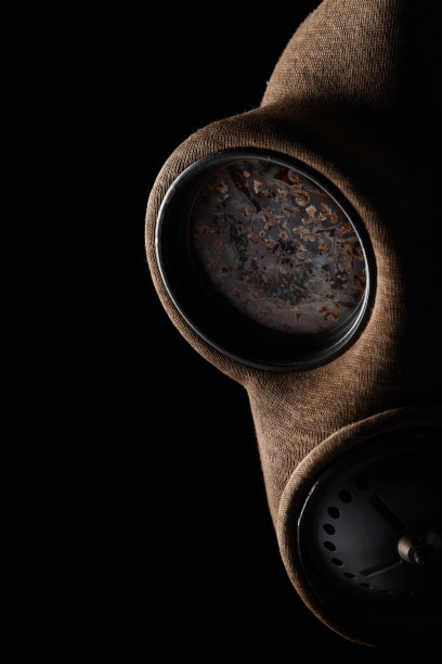 黑色背景的老式军用防毒面具图片下载