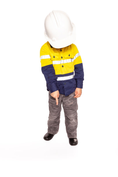 年轻的金发白人男孩指着下面的东西，扮演一个建筑工人主管，穿着黄蓝相间的衬衫，靴子，没有白色安全帽，锤子和卷尺。图片下载