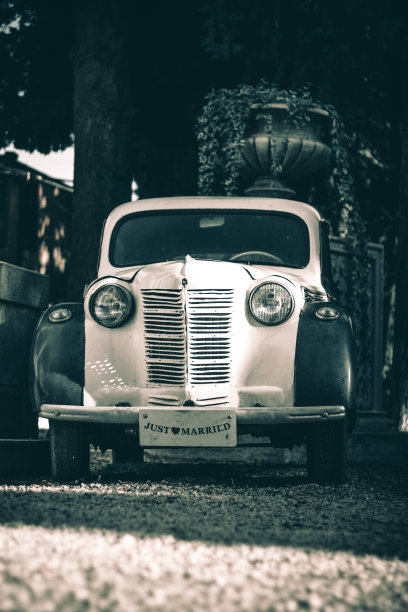 老式复古车的前视图，上面写着“刚结婚”图片下载