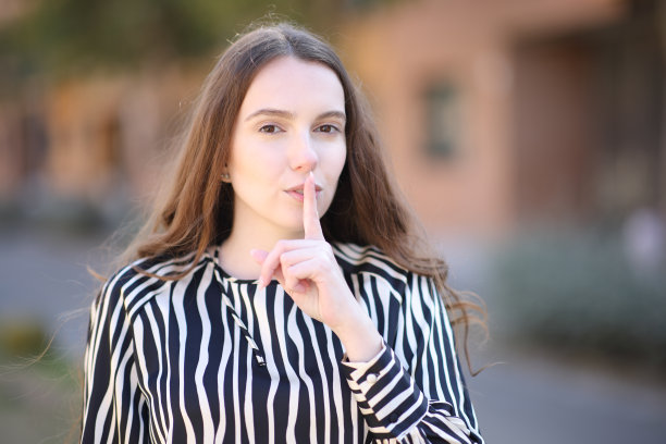 一位优雅的女士在街上要求安静图片下载