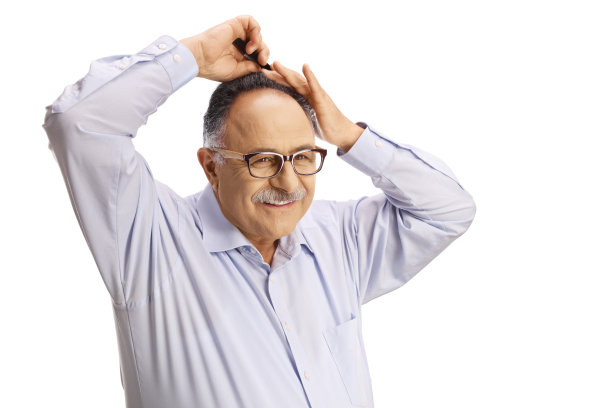 年长的男人使用梳子并微笑图片下载